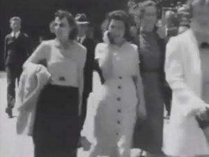 Дама говорит по мобильному в архивной съемке 1938 года