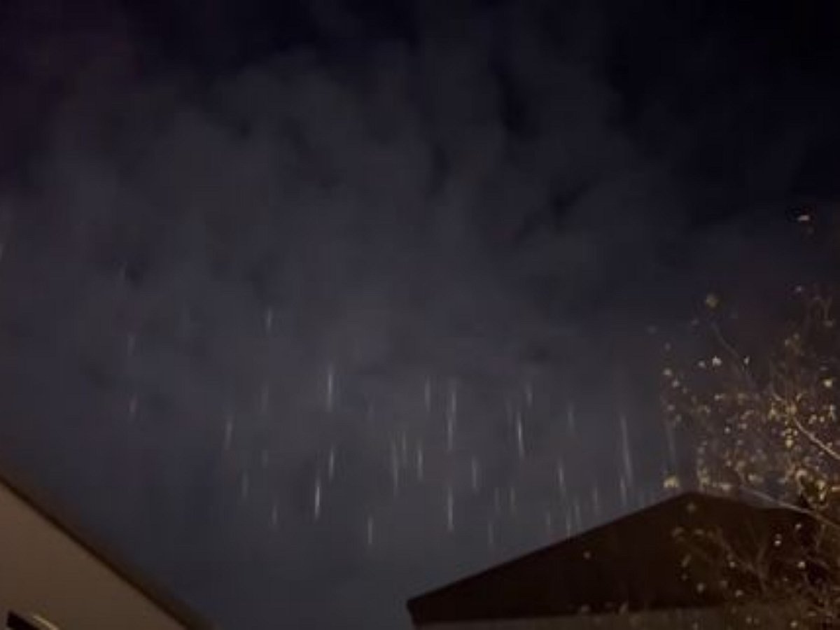 Загадочные световые столбы в небе над Кореей попали на видео