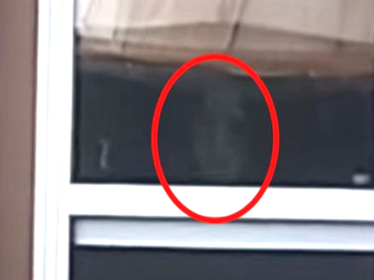 Мужчина заснял призрака, внимательно наблюдающего за ним