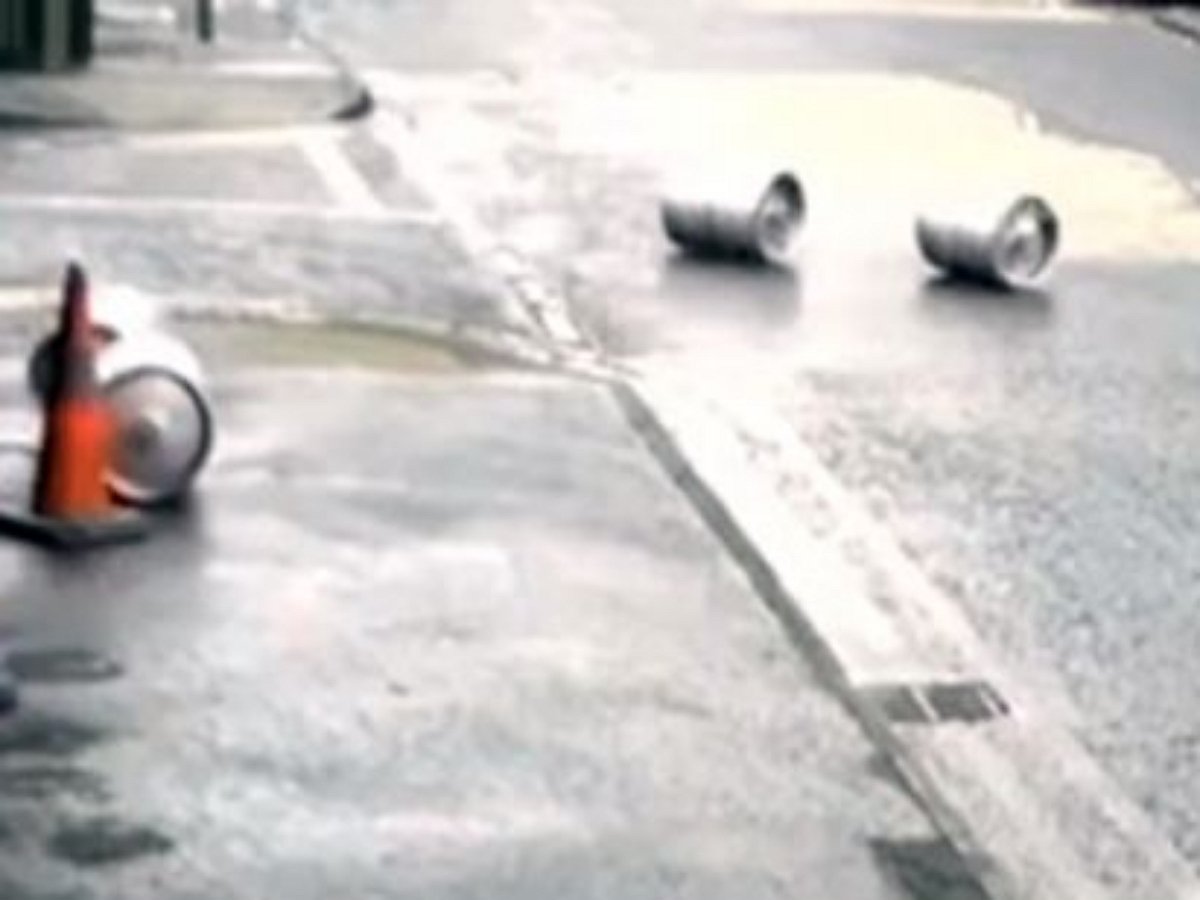 Владелец бара проявил недюжинную прыть, догоняя раскатившиеся бочки с пивом