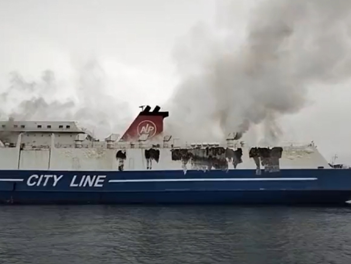 Видео с пожаром на туристическом лайнере на Бали опубликовали в Сети