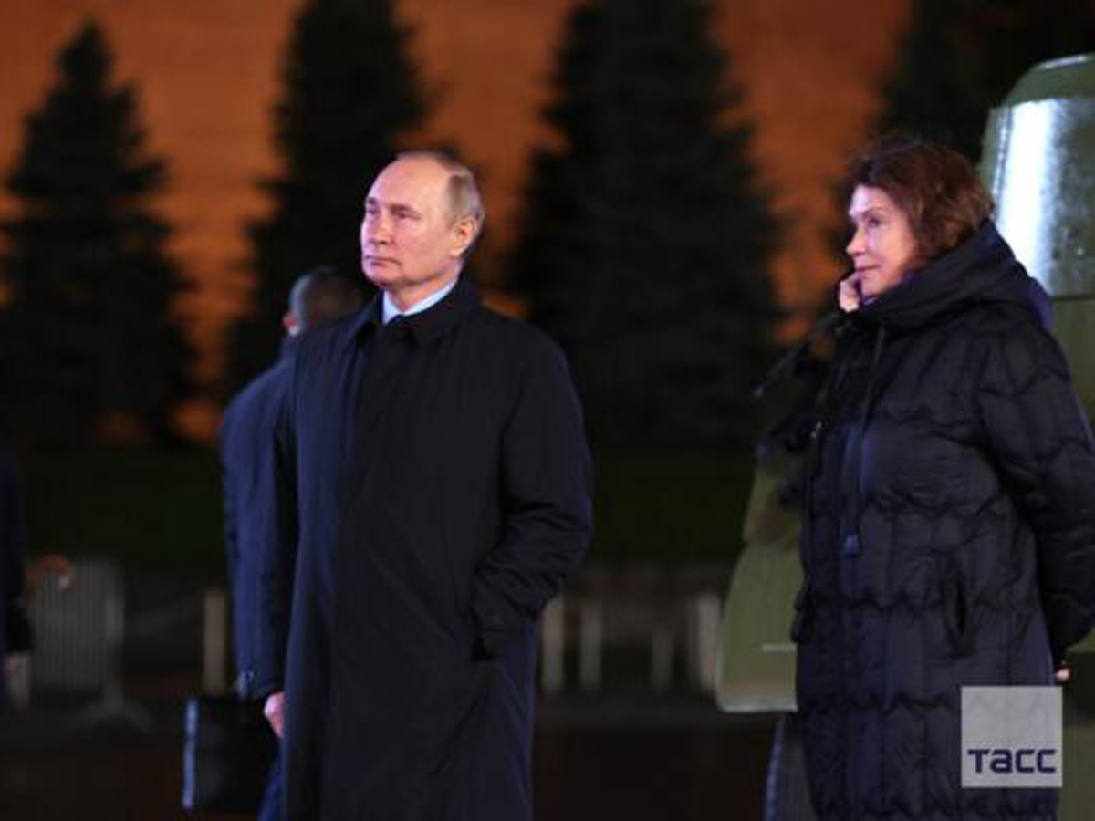 Путин на перекрытой Красной площади посетил выставку об истории обороны Москвы с военной техникой времен ВОВ