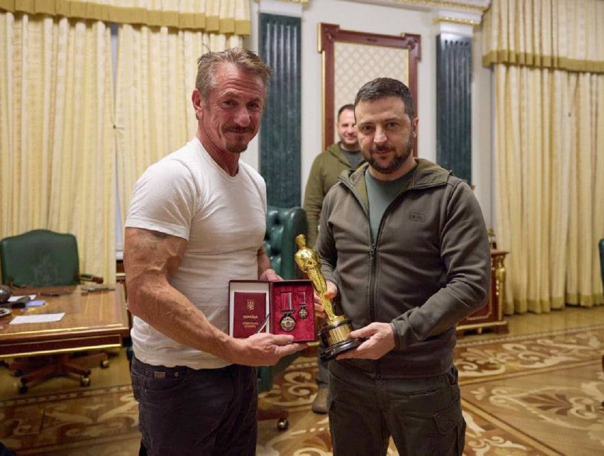 Актер Шон Пенн передал на хранение Владимиру Зеленскому статуэтку «Оскар»