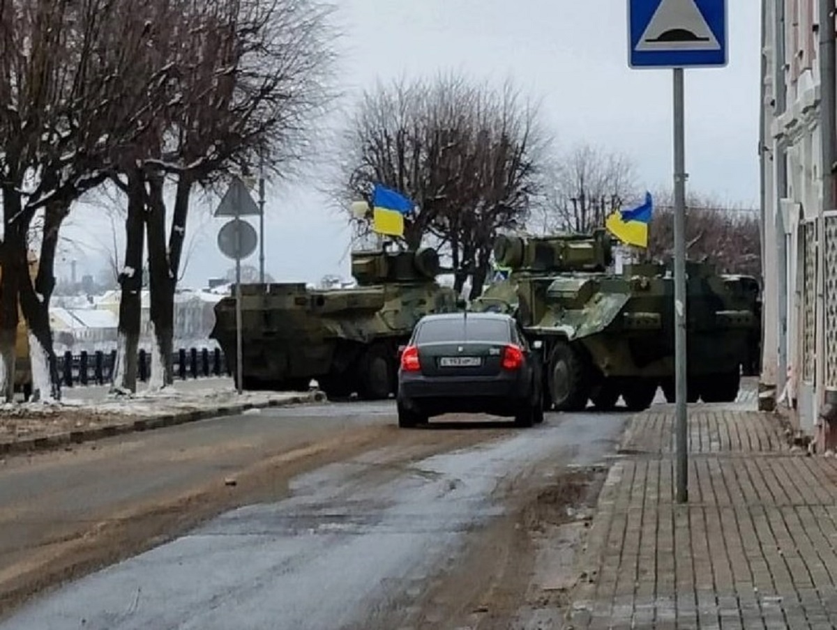 Жителей Твери напугала военная техника с флагами Украины в центре города