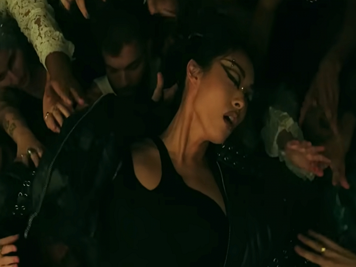 Рина Саваяма покоряет танцпол в клипе «Frankenstein»