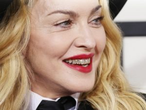 «Делает она, а стыдно мне»: Мадонна в одном белье исполнила на камеру непристойный танец