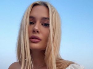 Наталья Рудова после долгой болезни на радостях махнула коктейля, вывалив грудь на видео