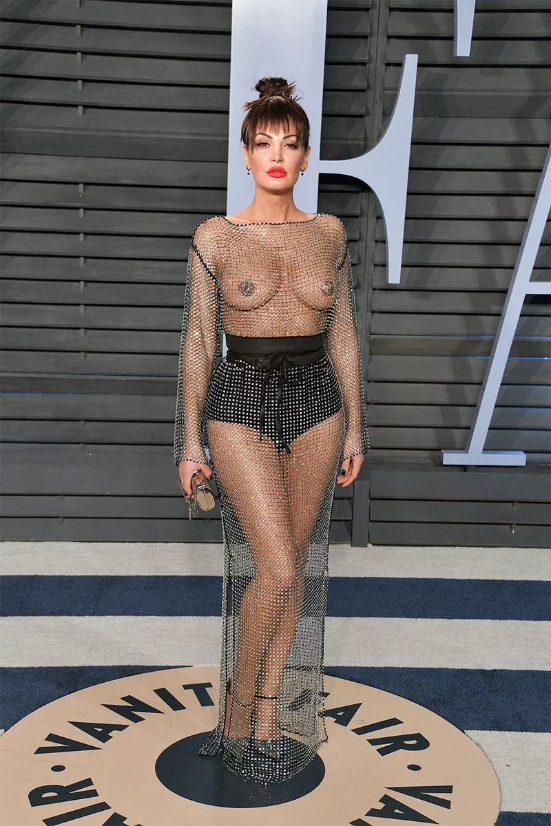 Откровенные наряды звезд на красной дорожке, на которые неловко смотреть