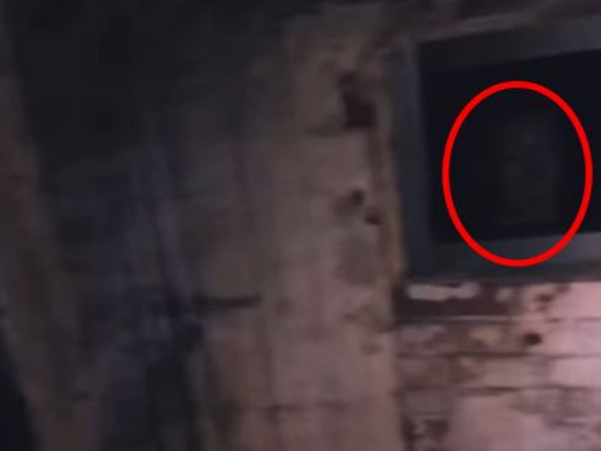 В старом замке заметили призрака, подглядывающего в окно