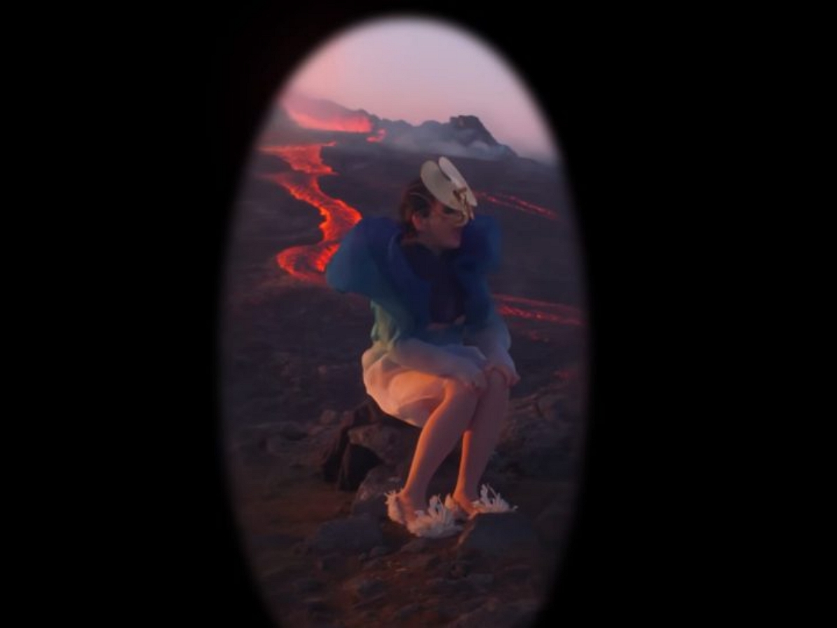 Бьорк сняла клип, посвященный матери, на извергающемся вулкане