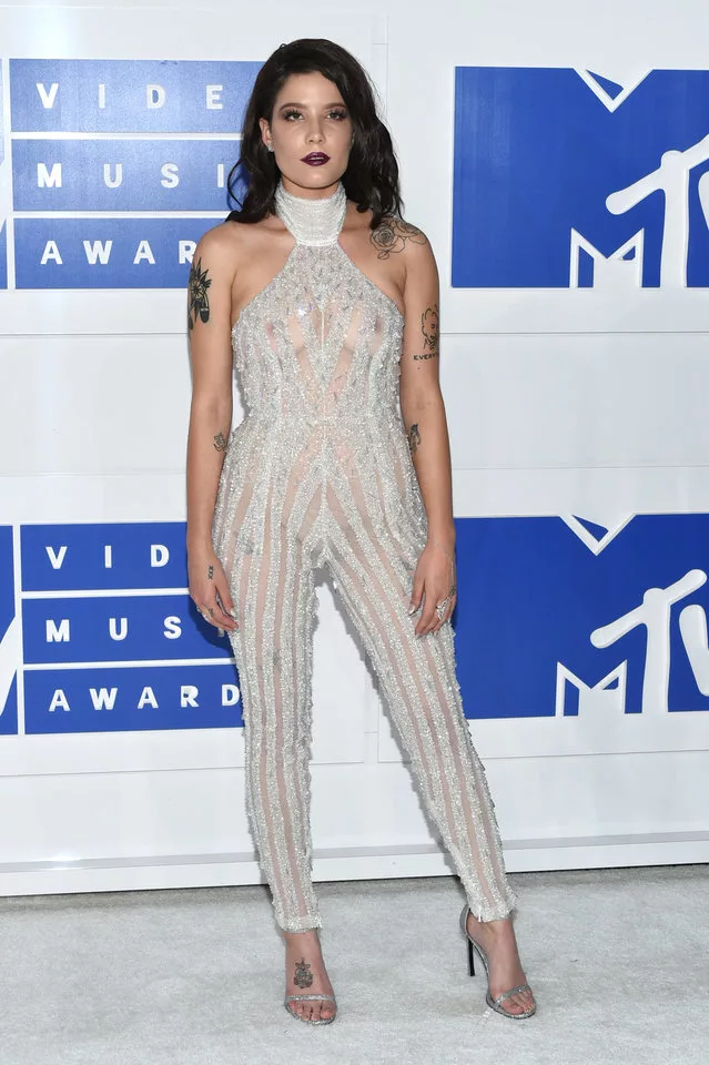 Откровенные наряды звезд на красной дорожке, на которые неловко смотреть