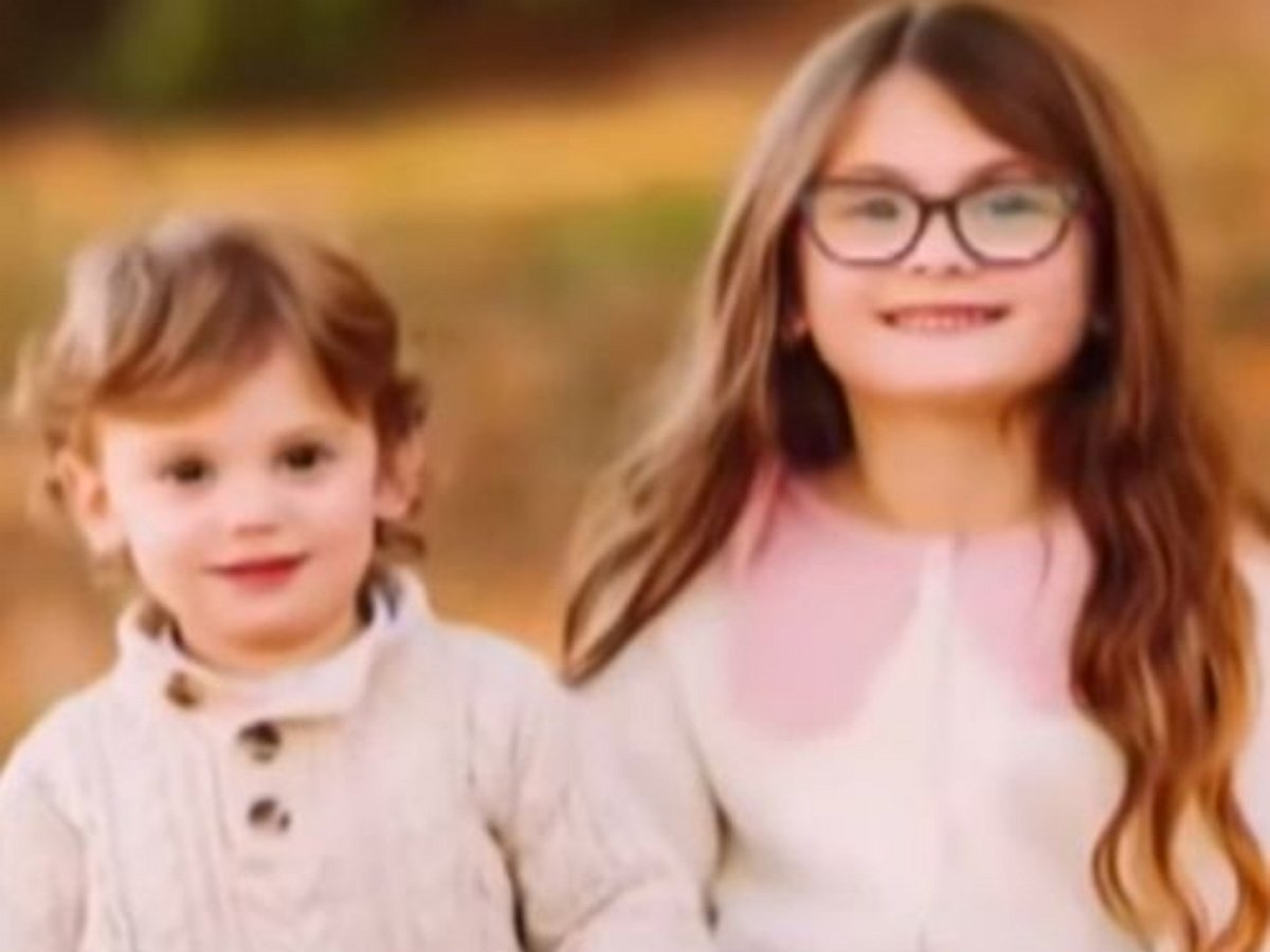 Чтобы заставить детей улыбаться, отец превратился в гориллу