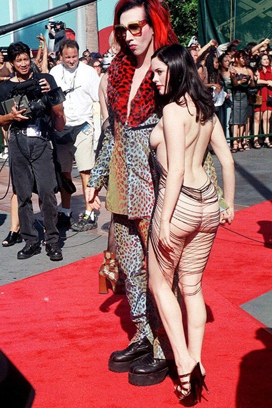 Откровенные наряды звезд на красной дорожке, на которые неловко смотреть