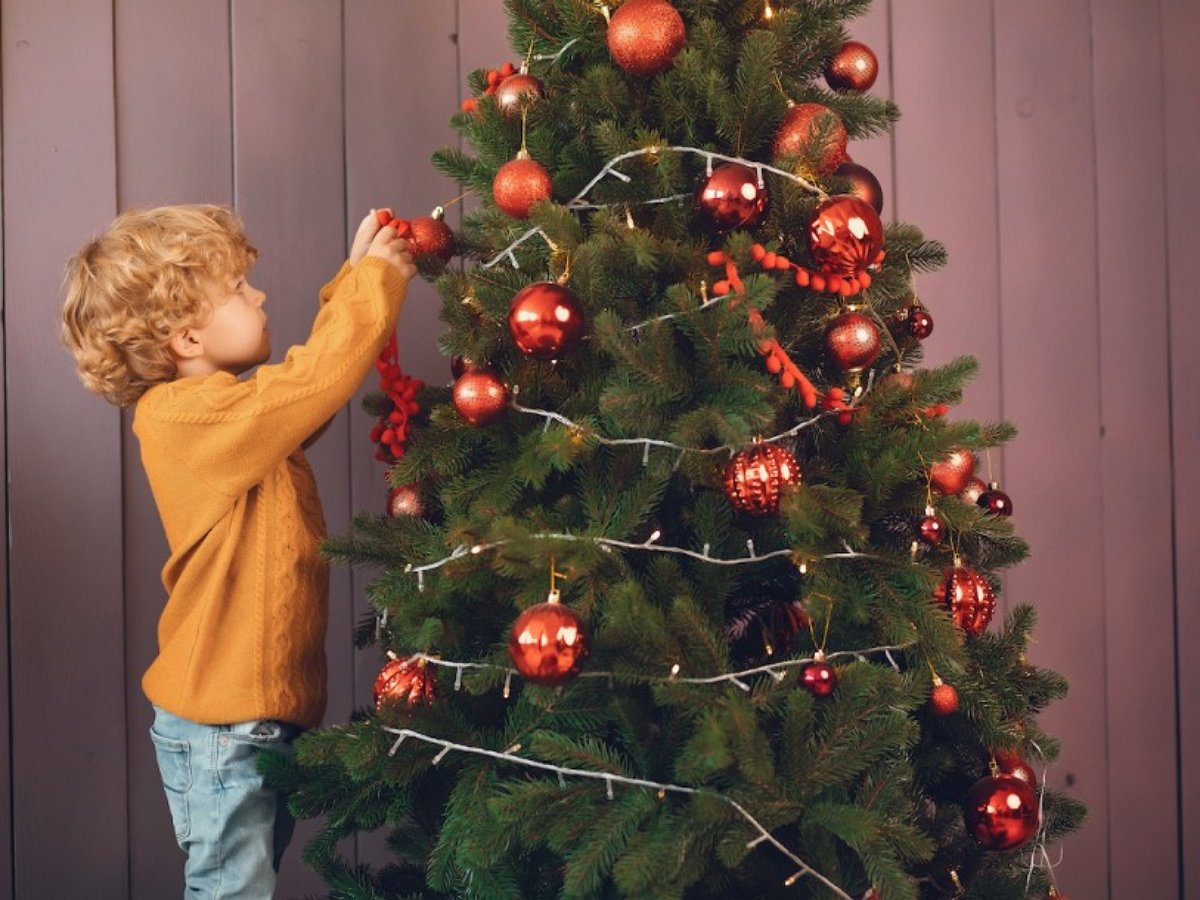 Падающая елка едва не придавила малыша, но вмешался дед