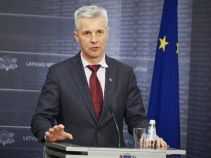 Глава МО Латвии потребовал покинуть страну сотрудников «Дождя»*