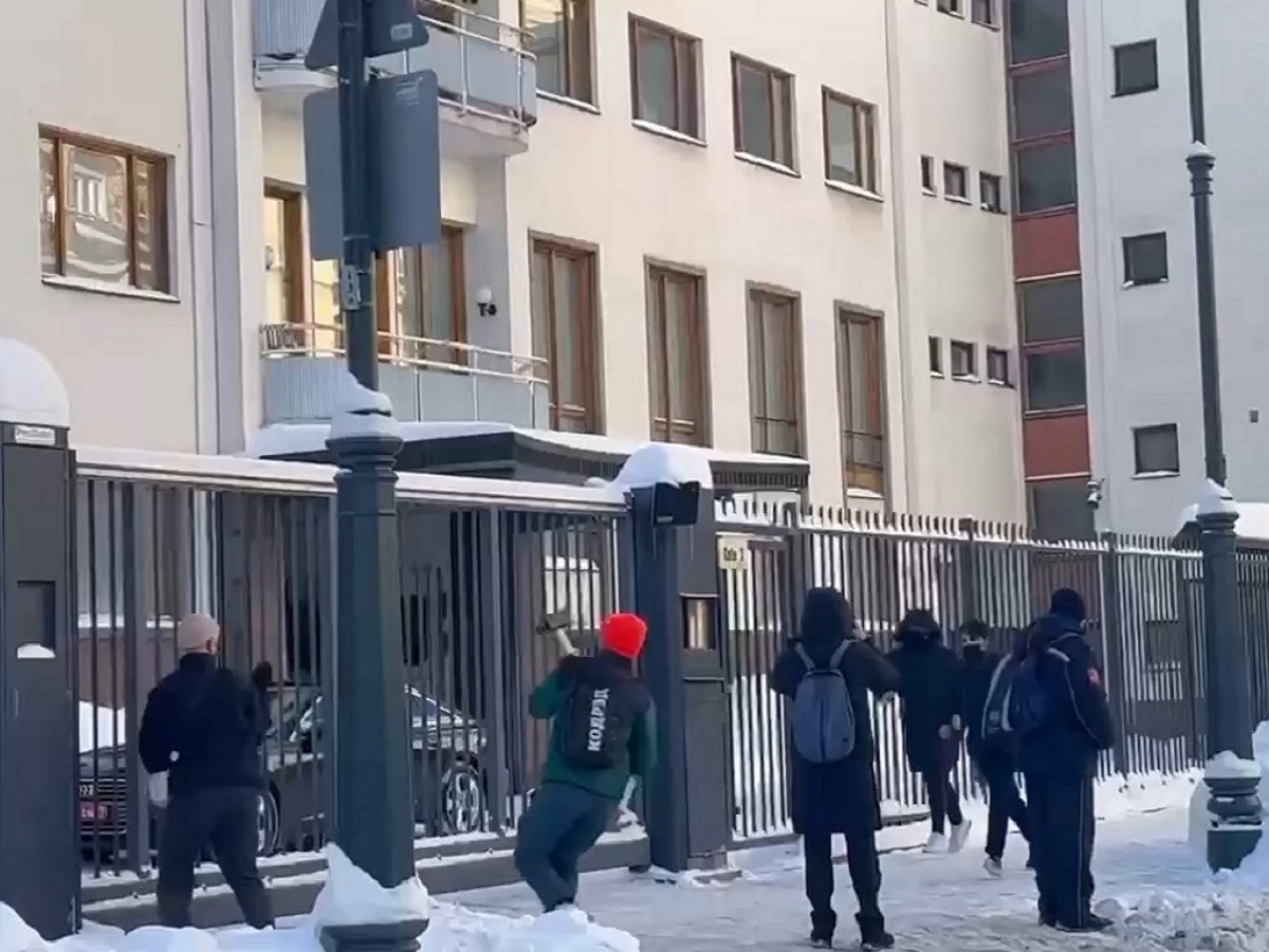 В Москве хулиганы закидали кувалдами посольство Финляндии