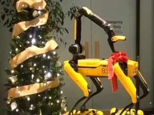 Робопсы от Boston Dynamics украсили рождественскую елку