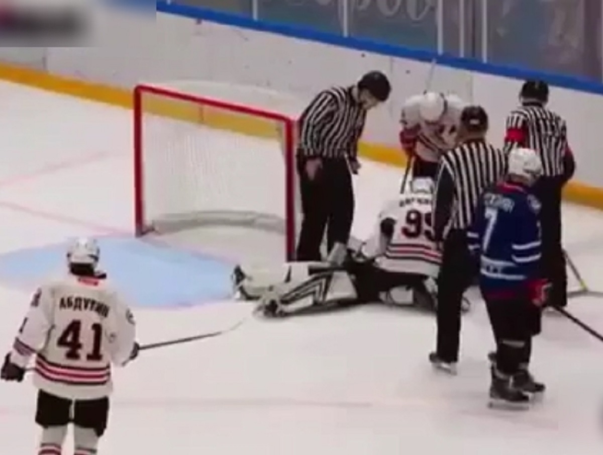 В Сургуте 15-летнему хоккеисту разрезали горло коньком во время матча