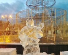 На площади Читы к Новому году установили ледяные фигуры военных