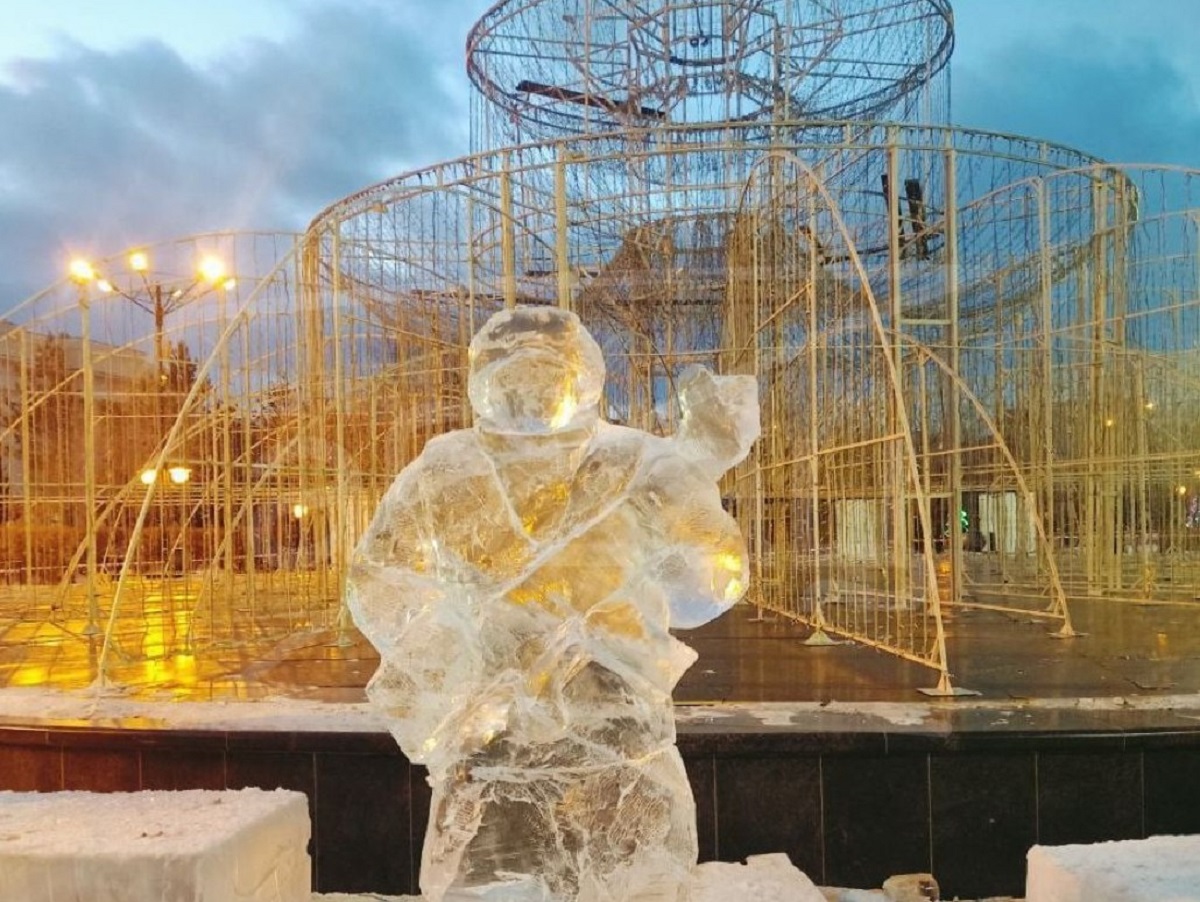 На площади Читы к Новому году установили ледяные фигуры военных