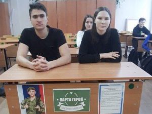 Иркутских школьников садят за «Парту героя» с портретами погибших военных