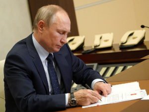 Путин подписал закон о запрете пропаганды ЛГБТ