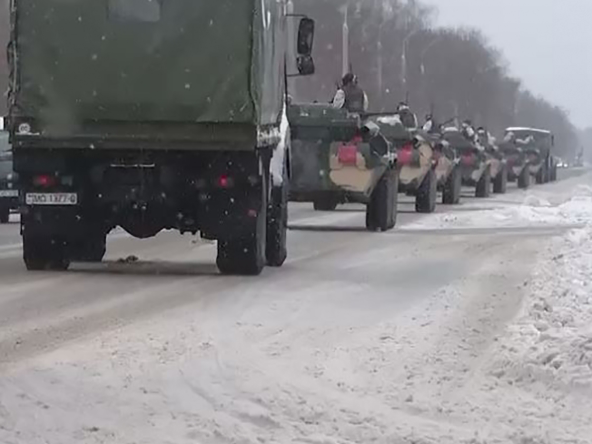 В 8 км от границы с Украиной засняли гигантскую колонну элитных войск Белоруссии (ВИДЕО)