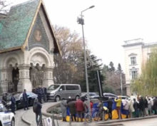 В Болгарии протестующие у храма с послом и митрополитом из России