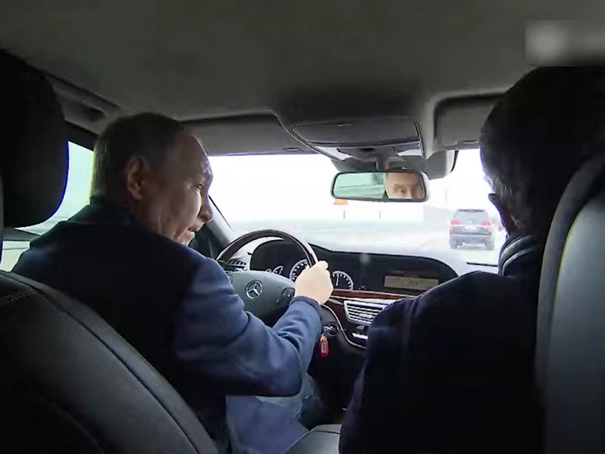 Путин проехался по восстановленному Крымскому мосту за рулем Mersedes