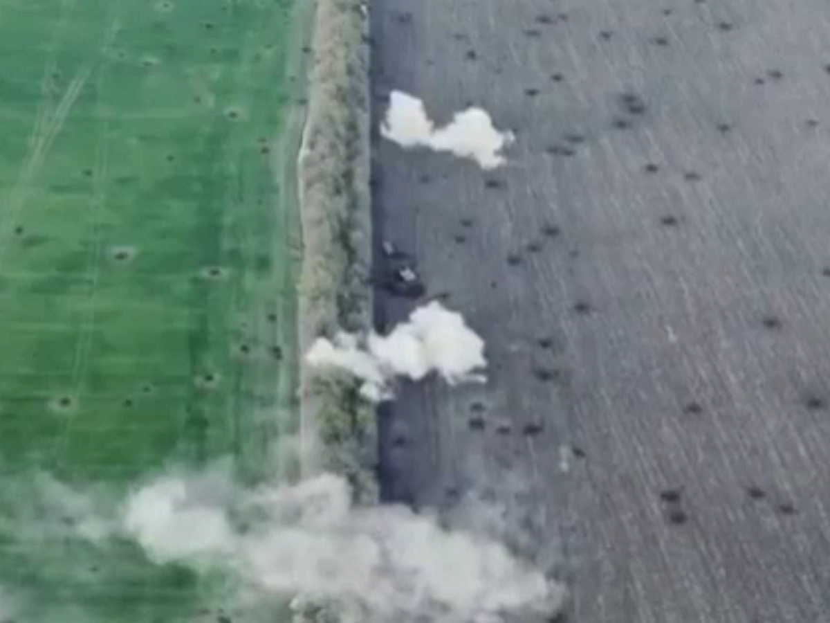 Уничтожение колонны бронетехники при помощи корректируемой артиллерии попало на видео