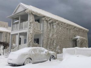 Ледяные дворцы появились на побережье Канады благодаря снежному торнадо