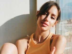 Бывшая подруга Тимати сексуально изогнулась, приспустив юбку на фото