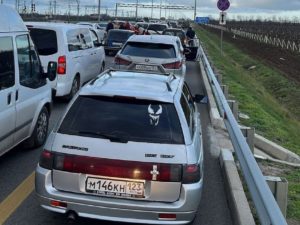 Гигантская пробка перед Крымским мостом попала на видео