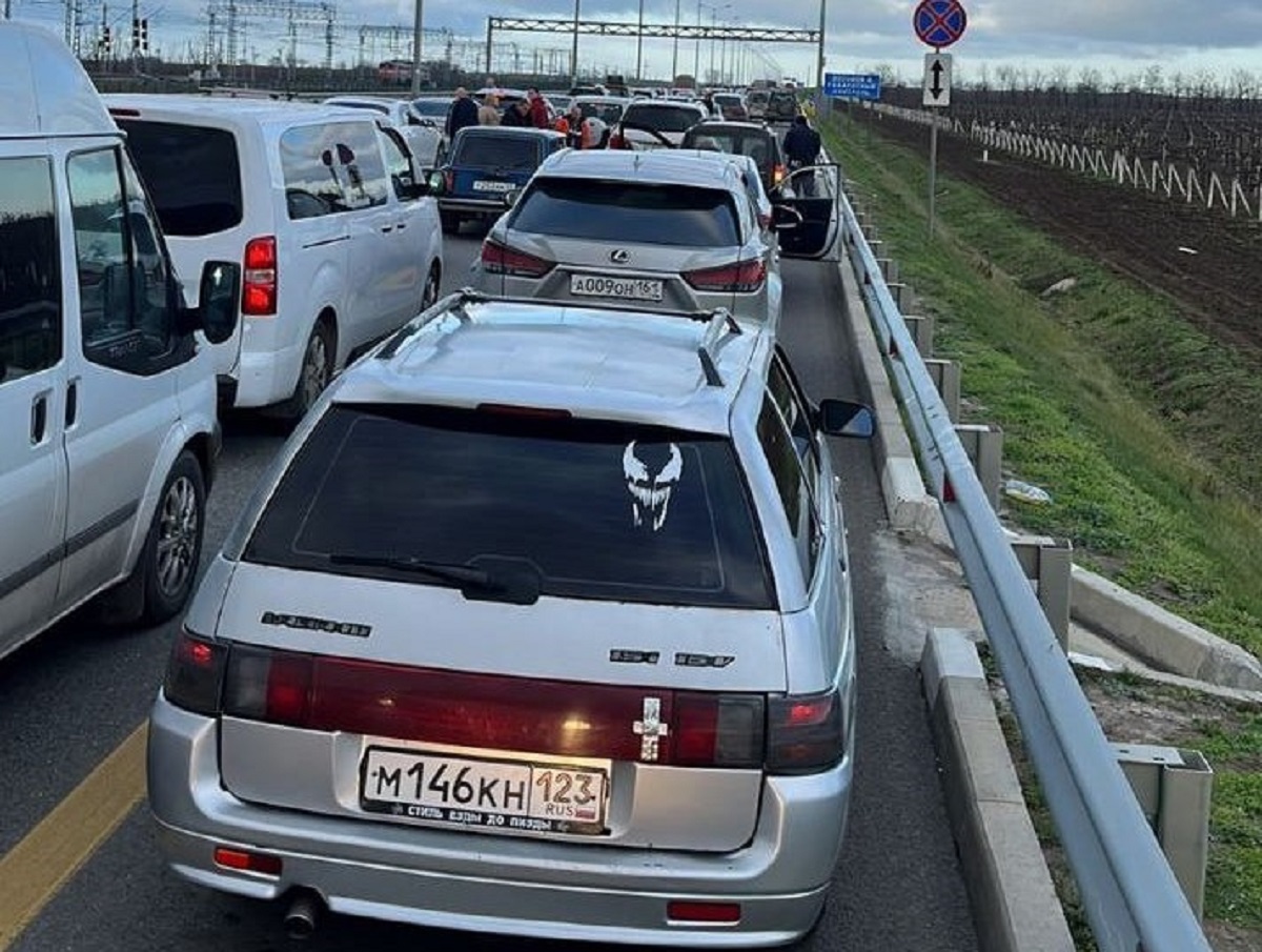 Гигантская пробка перед Крымским мостом попала на видео