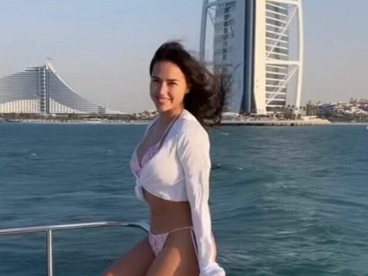 Алина Загитова в крошечных стрингах на фото с яхты возбудила поклонников