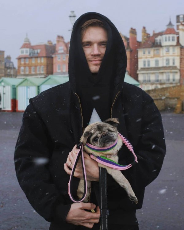 Известные мужчины и женщины, чьи лица были названы самыми красивыми в 2022 году