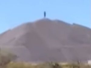 В Мексике заметили великанов на вершинах холмов