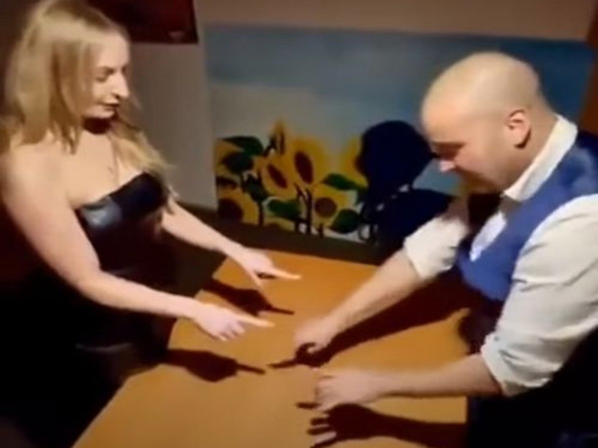 Фокусник напугал даму, отделив от нее ее тень