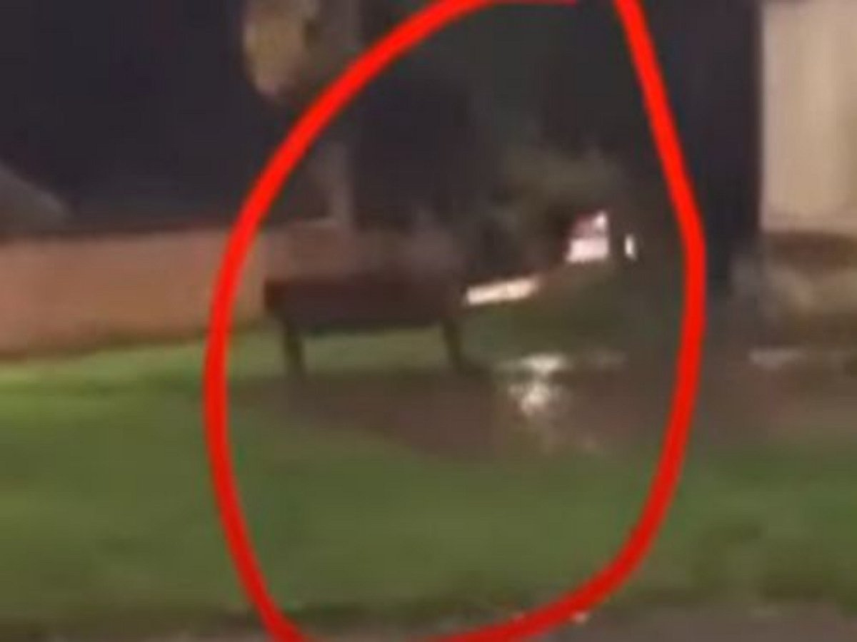 Призрак солдата сидел на скамейке у мемориала павшим бойцам