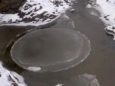 Ледяной диск идеальной формы обнаружили в реке туристы