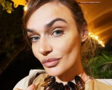 Алена Водонаева  в образе “роковой красотки” бесстыдно вывалила грудь из декольте
