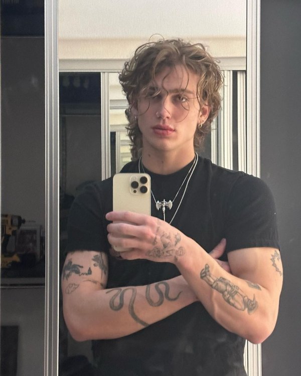 Известные мужчины и женщины, чьи лица были названы самыми красивыми в 2022 году