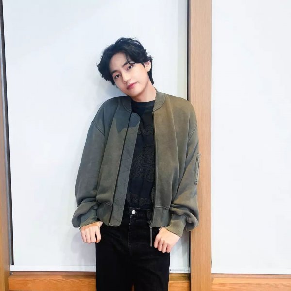 Известные мужчины и женщины, чьи лица были названы самыми красивыми в 2022 году