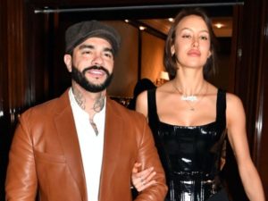 Любовница Тимати демонстрирует фантастические прелести в вязаном бикини