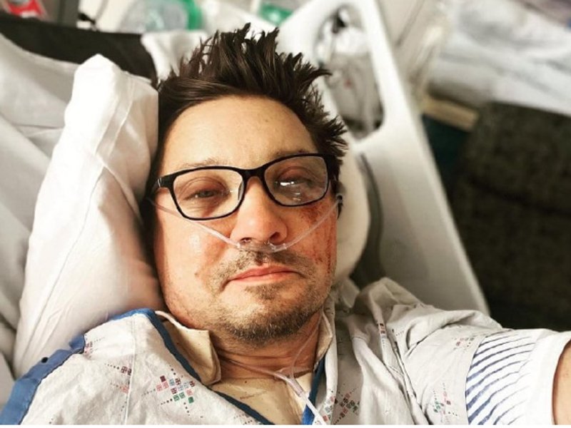 Актер Джереми Реннер вышел в Сеть после несчастного случая