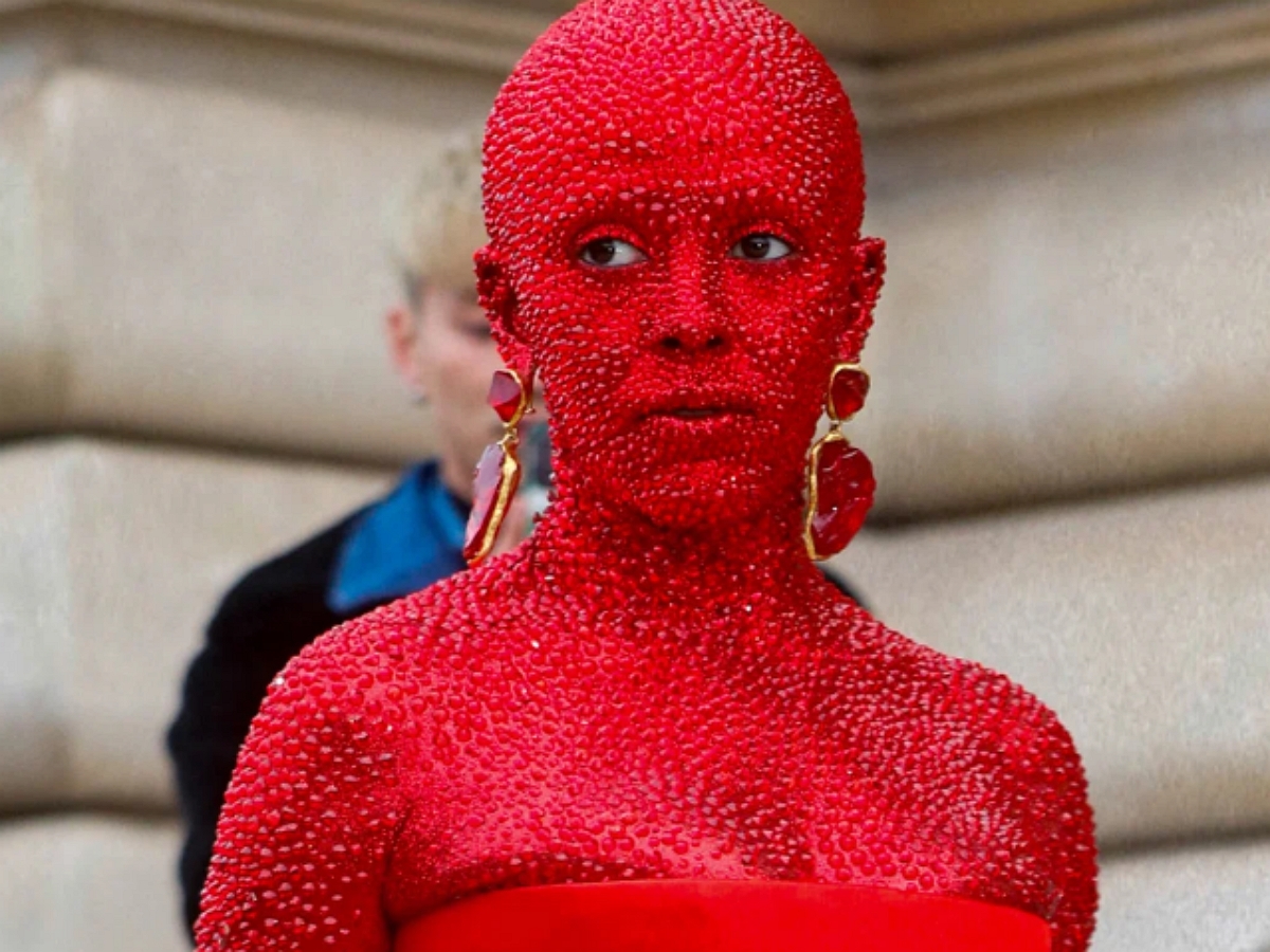 На показе высокой моды модель украсила себя 30 000 красных кристаллов Сваровски, шокировав Сеть