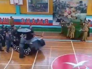 Реконструкция Курской битвы в спортзале за 2,2 млн рублей возмутила Сеть