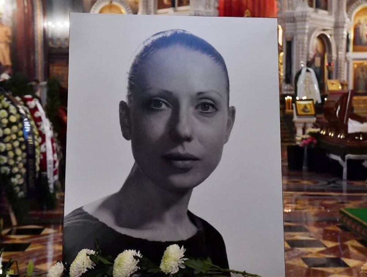 Муж Инны Чуриковой сделал ее фото в гробу и встал на колени (ФОТО, ВИДЕО)