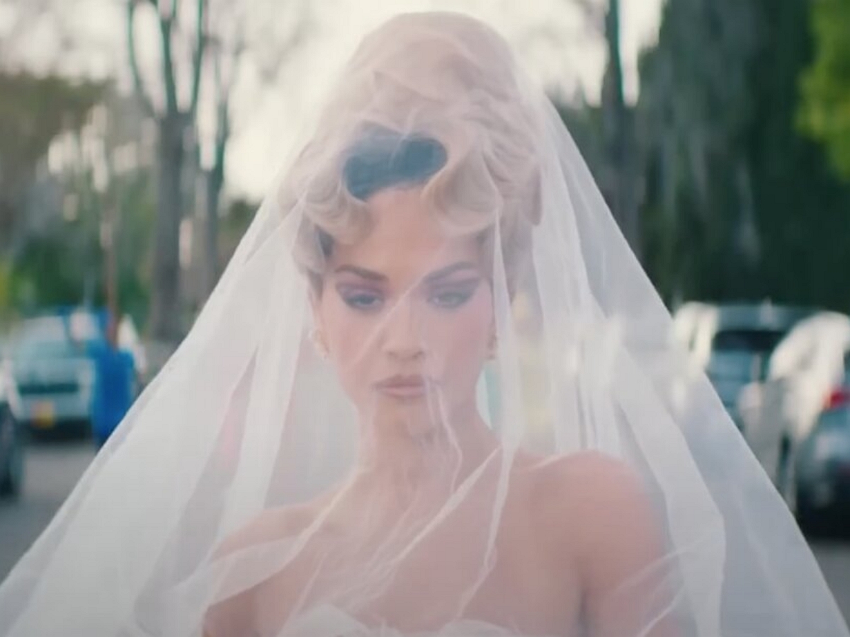 Рита Ора показала свадьбу не своей мечты в клипе «You Only Love Me»