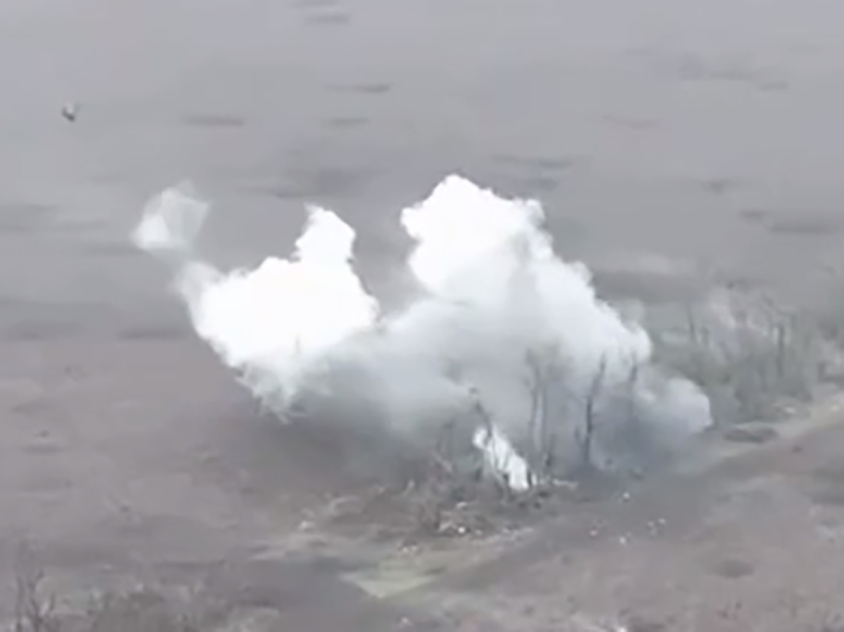 Экипаж танка подбросило на 60 метров после взрыва: опубликовано видео (ВИДЕО)